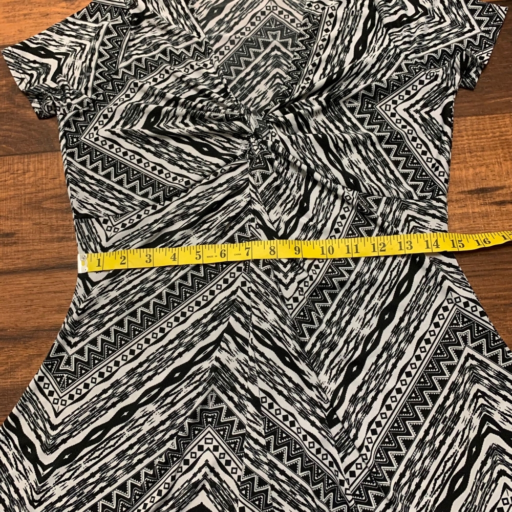 MADE BY JOHNNY Size M Black White Dress Cocktail Stretch V-Neck Form Flattering - Picture 7 of 9